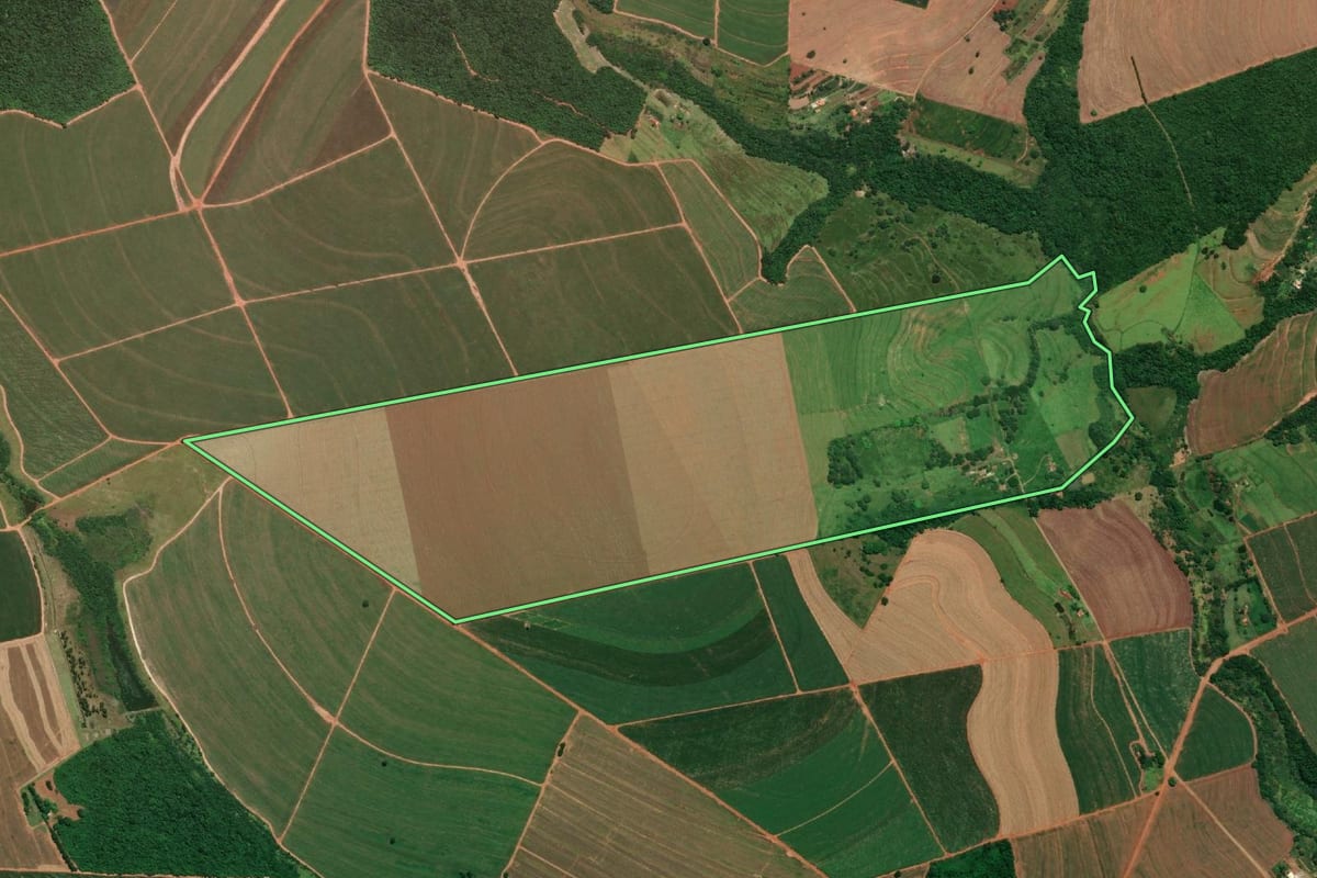 Imagem de satélite do imóvel rural em Maracaí (SP), com o contorno declarado no CAR desenhado por cima.