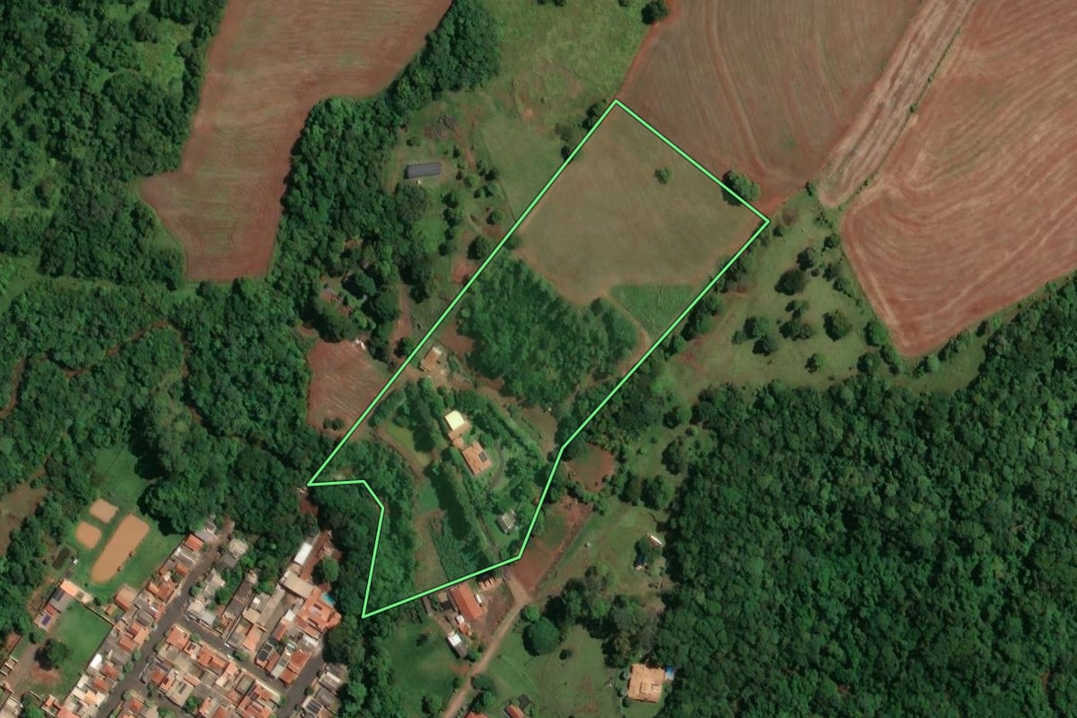 Imagem de satélite do imóvel rural em Maracaí (SP), com o contorno declarado no CAR desenhado por cima.