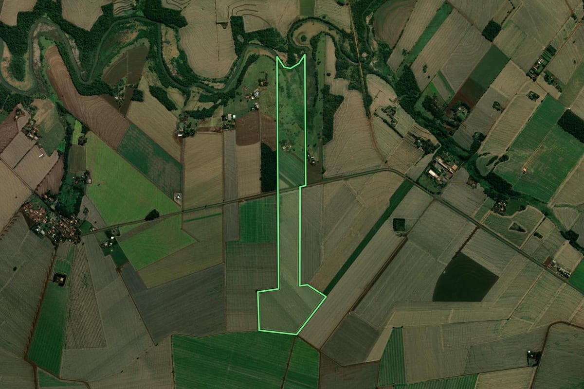 Imagem de satélite do imóvel rural em Maracaí (SP), com o contorno declarado no CAR desenhado por cima.