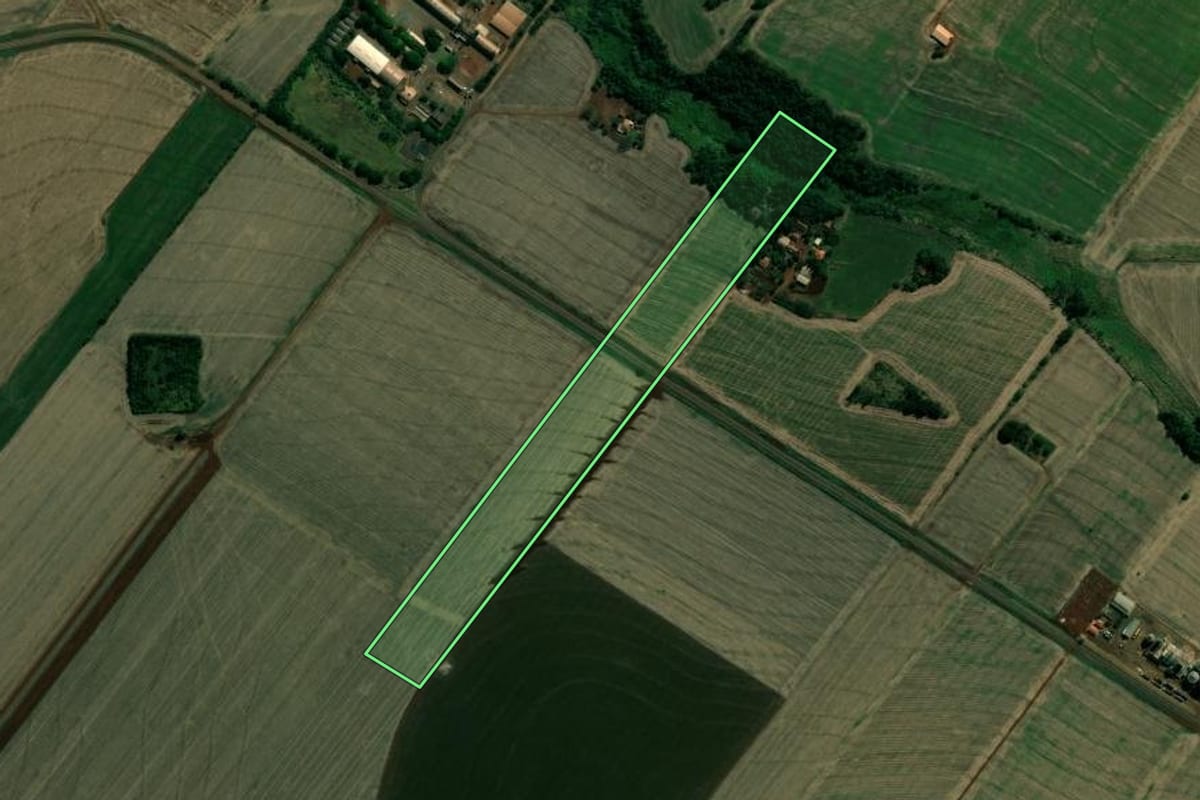 Imagem de satélite do imóvel rural em Maracaí (SP), com o contorno declarado no CAR desenhado por cima.