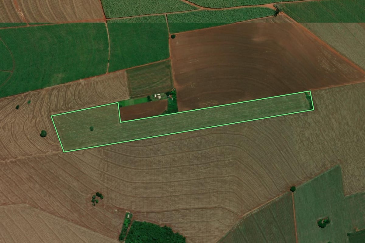 Imagem de satélite do imóvel rural em Maracaí (SP), com o contorno declarado no CAR desenhado por cima.