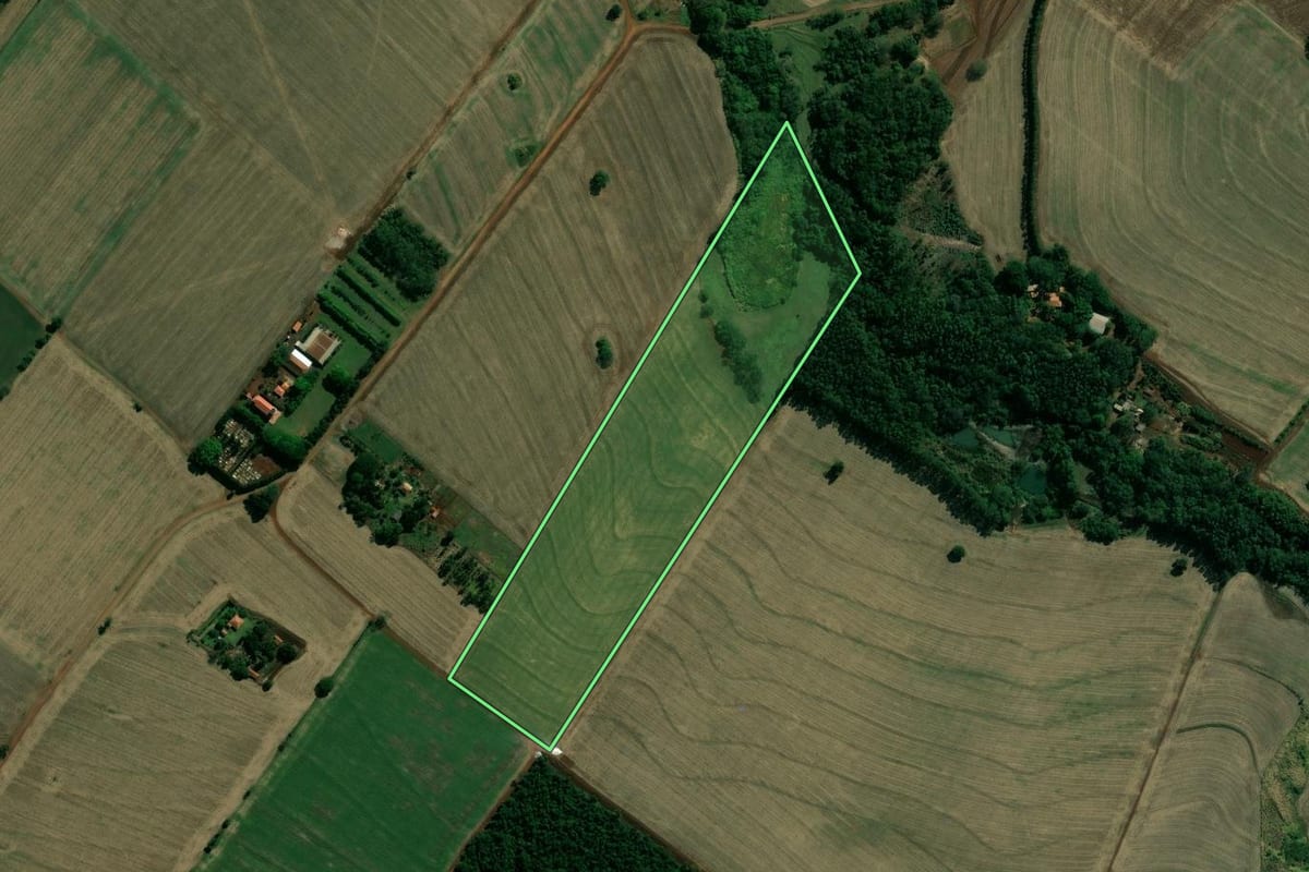 Imagem de satélite do imóvel rural em Maracaí (SP), com o contorno declarado no CAR desenhado por cima.