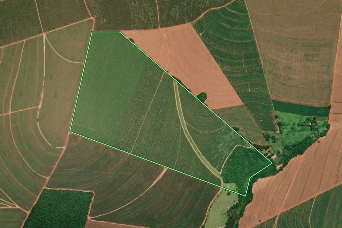 Imagem de satélite do imóvel rural em Maracaí (SP), com o contorno declarado no CAR desenhado por cima.