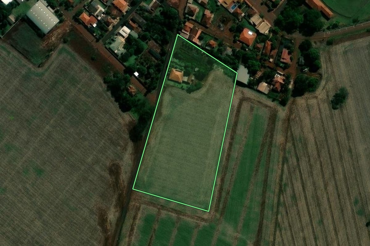 Imagem de satélite do imóvel rural em Maracaí (SP), com o contorno declarado no CAR desenhado por cima.