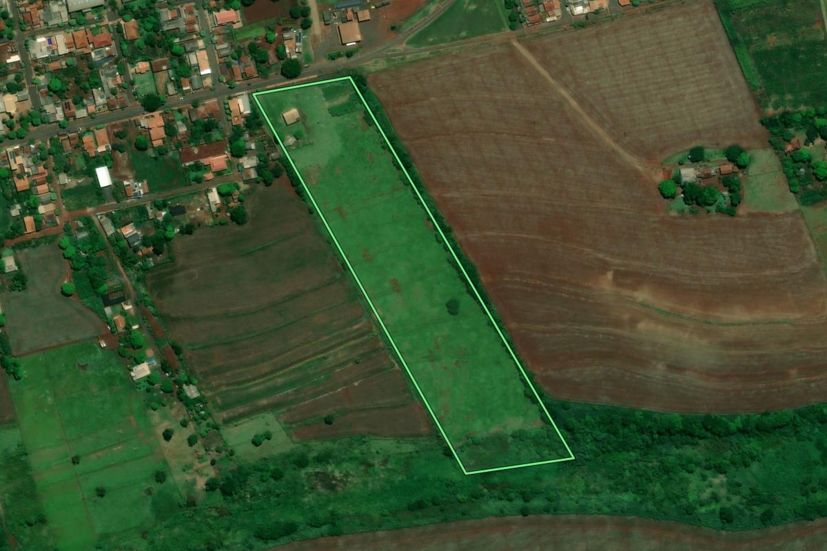 Imagem de satélite do imóvel rural em Maracaí (SP), com o contorno declarado no CAR desenhado por cima.