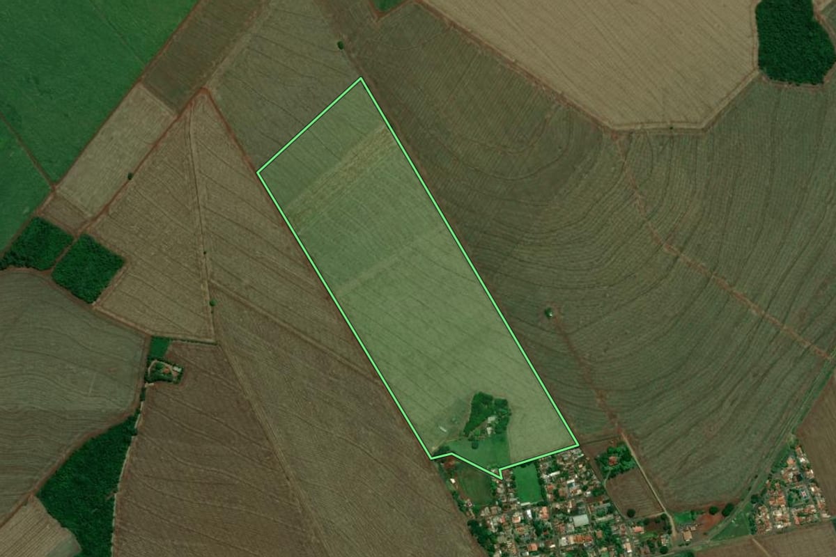 Imagem de satélite do imóvel rural em Maracaí (SP), com o contorno declarado no CAR desenhado por cima.