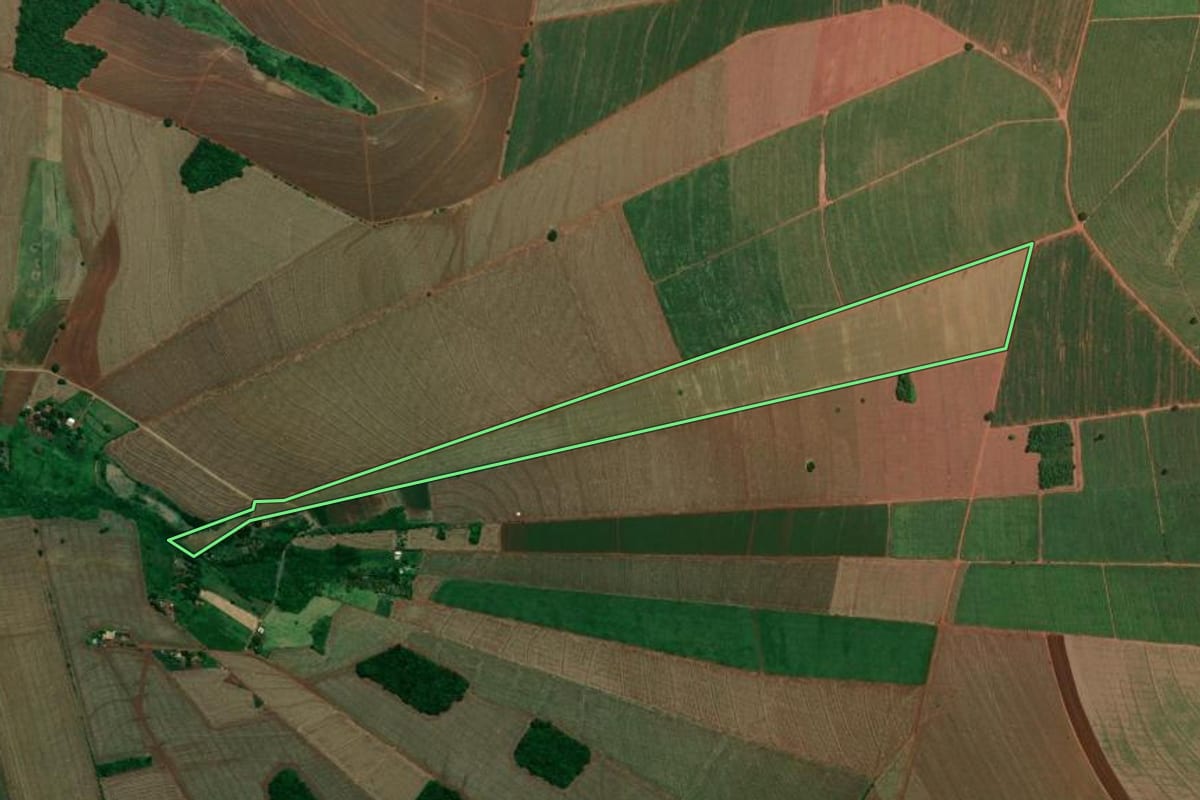 Imagem de satélite do imóvel rural em Maracaí (SP), com o contorno declarado no CAR desenhado por cima.