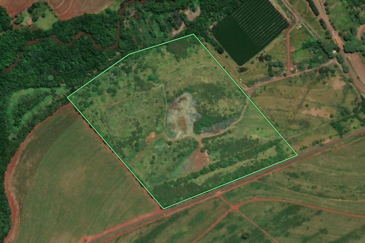 Imagem de satélite do imóvel rural em Maracaí (SP), com o contorno declarado no CAR desenhado por cima.