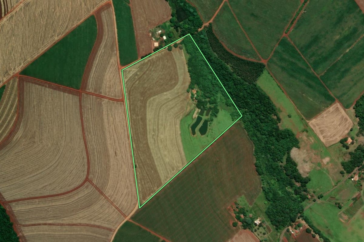 Imagem de satélite do imóvel rural em Maracaí (SP), com o contorno declarado no CAR desenhado por cima.