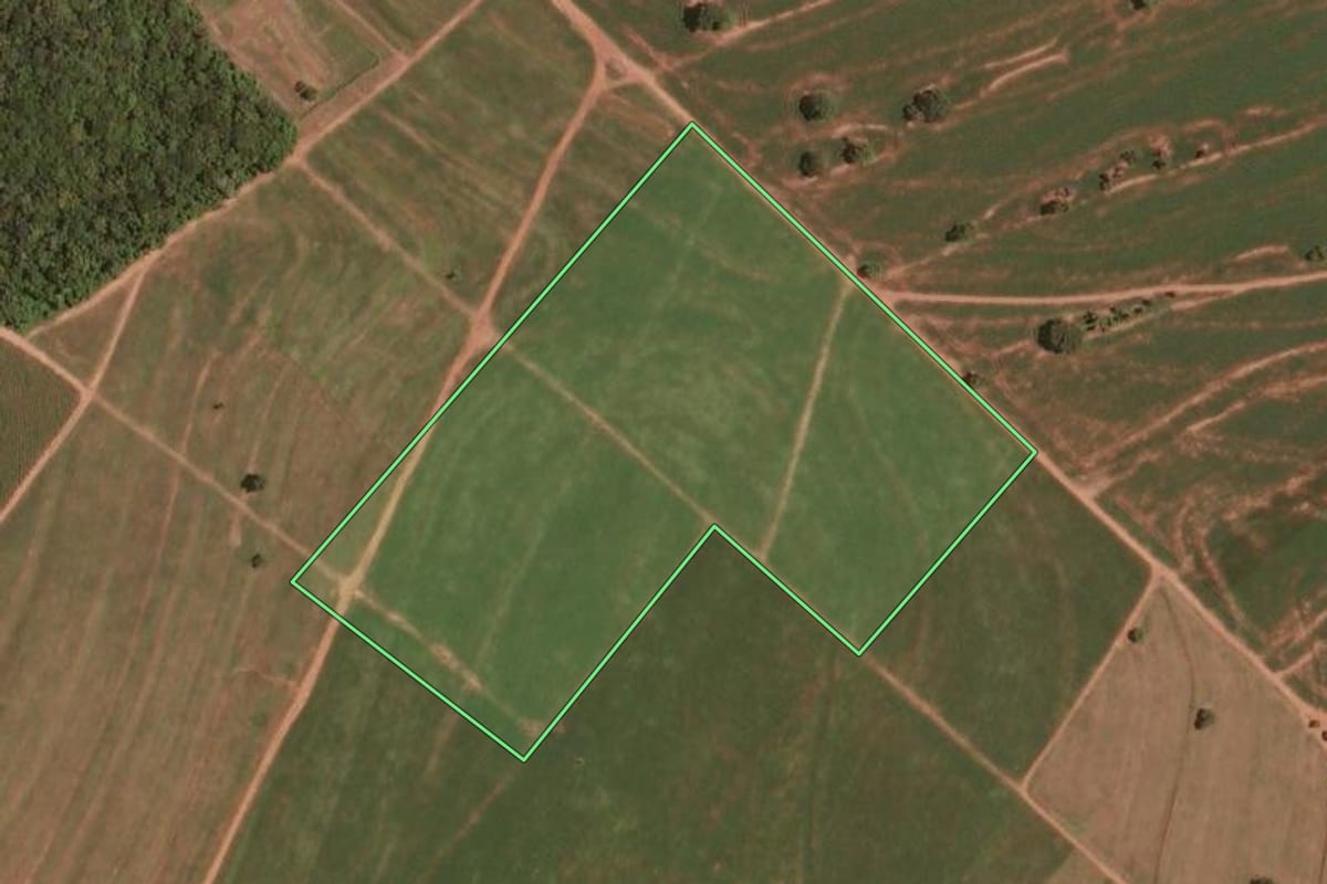 Imagem de satélite do imóvel rural em Maracaí (SP), com o contorno declarado no CAR desenhado por cima.