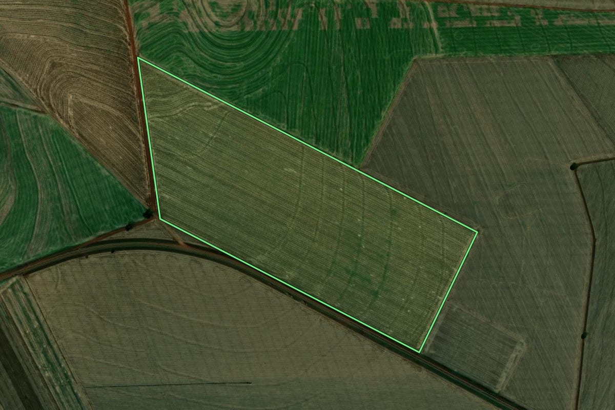 Imagem de satélite do imóvel rural em Maracaí (SP), com o contorno declarado no CAR desenhado por cima.