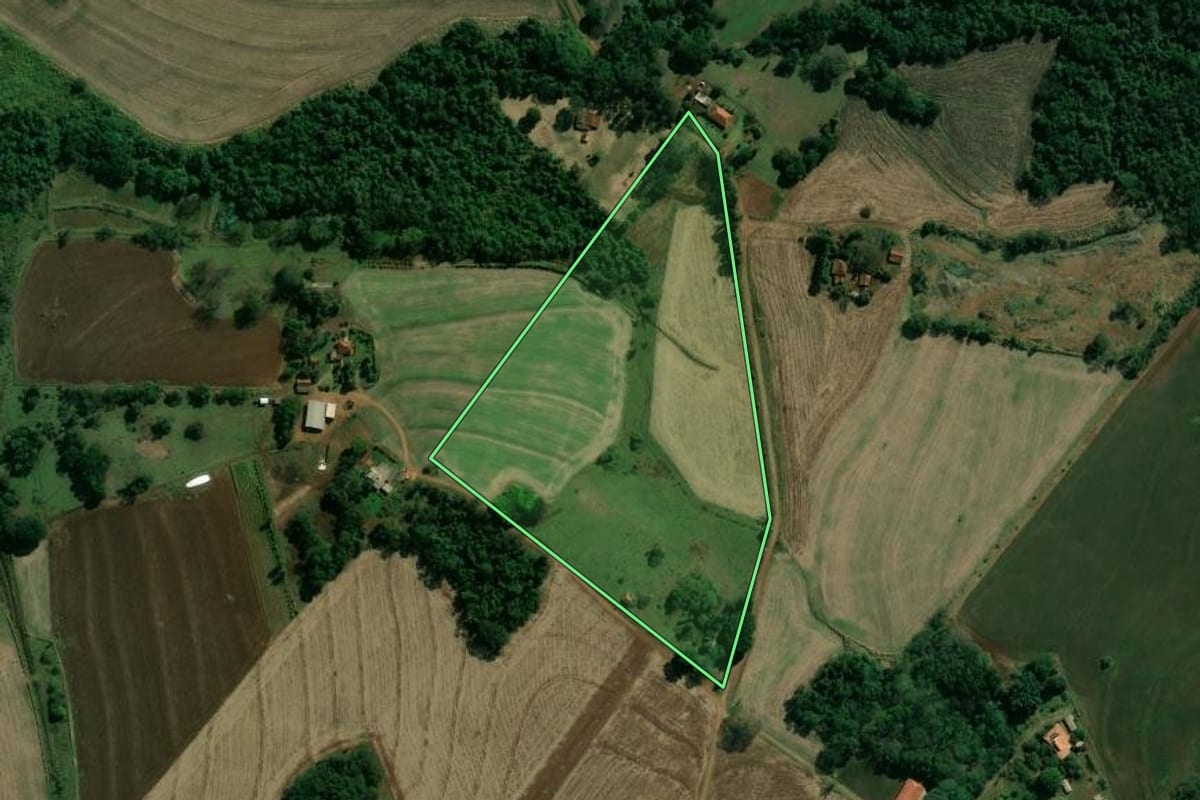 Imagem de satélite do imóvel rural em Maracaí (SP), com o contorno declarado no CAR desenhado por cima.