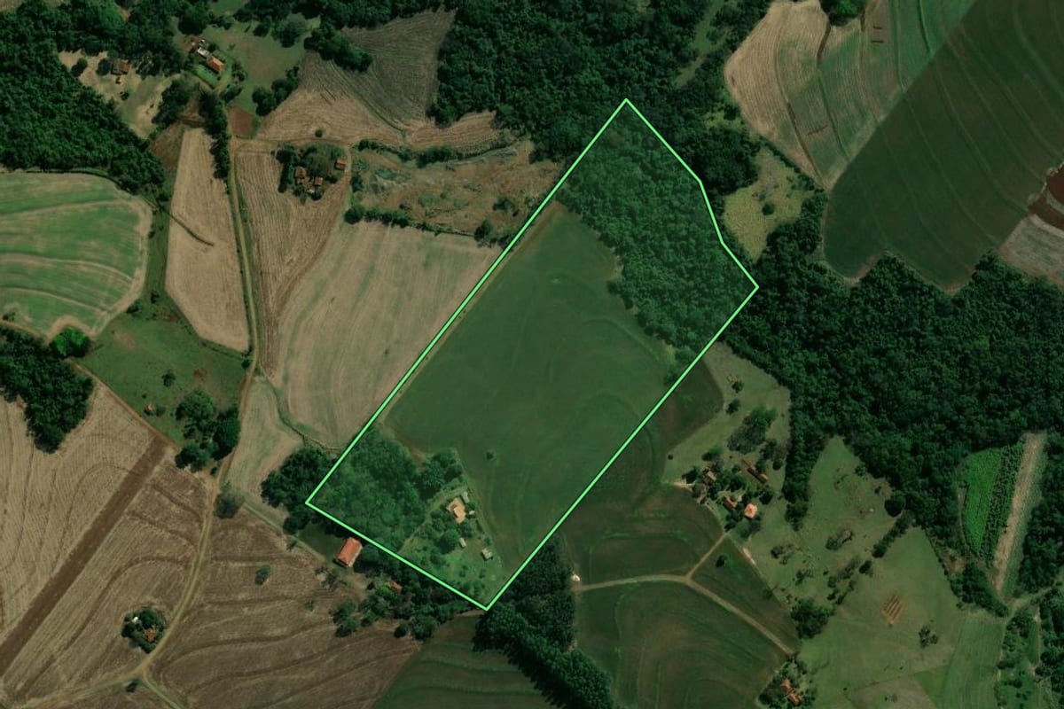 Imagem de satélite do imóvel rural em Maracaí (SP), com o contorno declarado no CAR desenhado por cima.