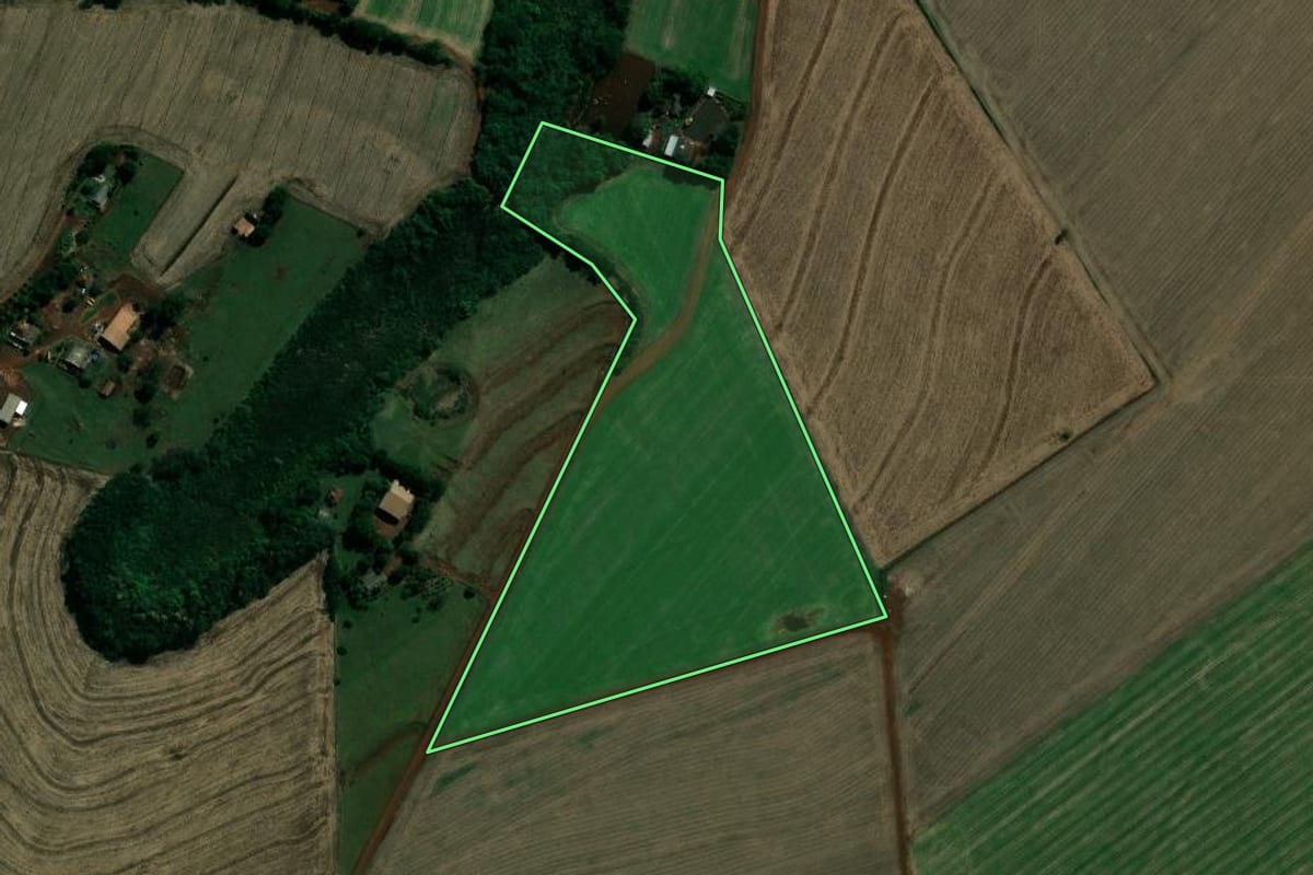 Imagem de satélite do imóvel rural em Maracaí (SP), com o contorno declarado no CAR desenhado por cima.