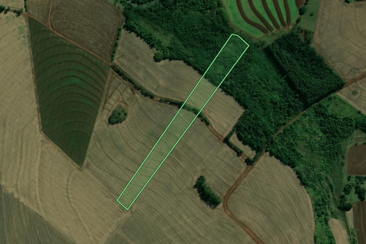 Imagem de satélite do imóvel rural em Maracaí (SP), com o contorno declarado no CAR desenhado por cima.