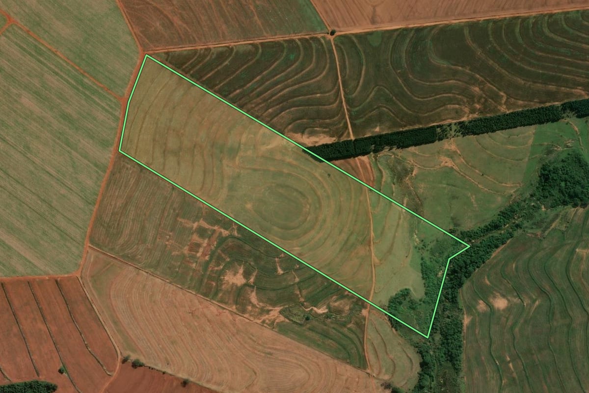 Imagem de satélite do imóvel rural em Maracaí (SP), com o contorno declarado no CAR desenhado por cima.
