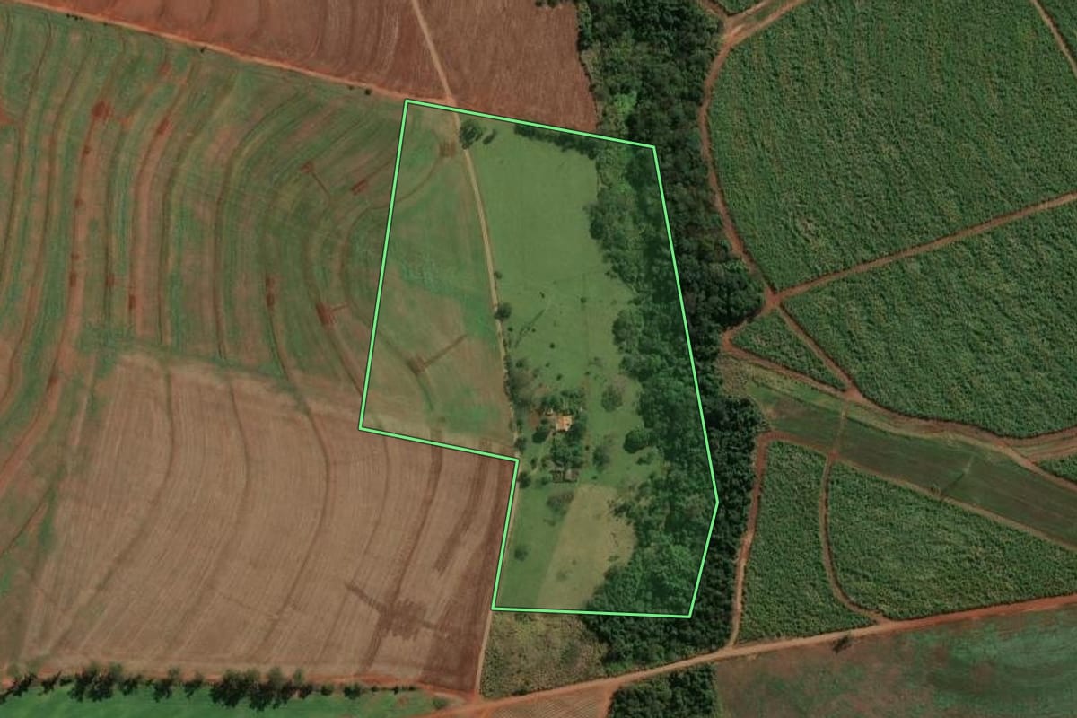 Imagem de satélite do imóvel rural em Maracaí (SP), com o contorno declarado no CAR desenhado por cima.