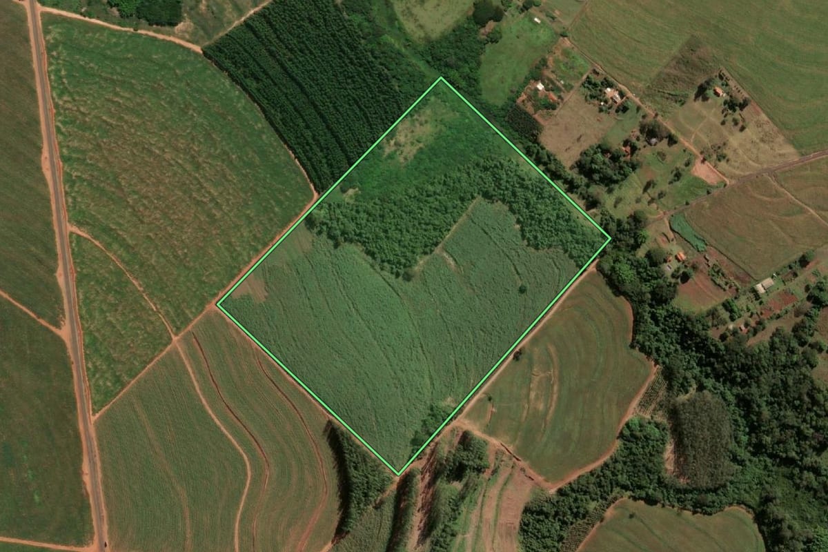 Imagem de satélite do imóvel rural em Maracaí (SP), com o contorno declarado no CAR desenhado por cima.