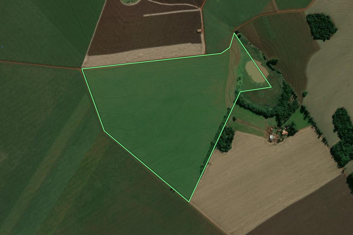 Imagem de satélite do imóvel rural em Maracaí (SP), com o contorno declarado no CAR desenhado por cima.