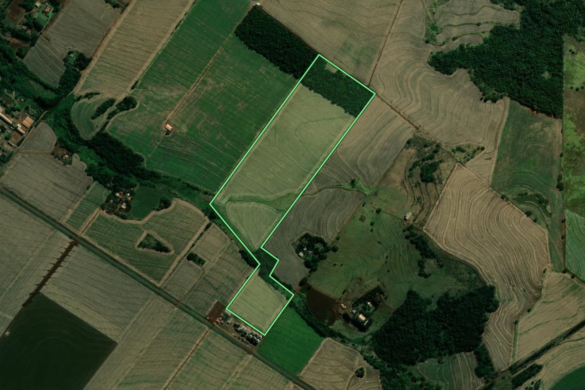 Imagem de satélite do imóvel rural em Maracaí (SP), com o contorno declarado no CAR desenhado por cima.
