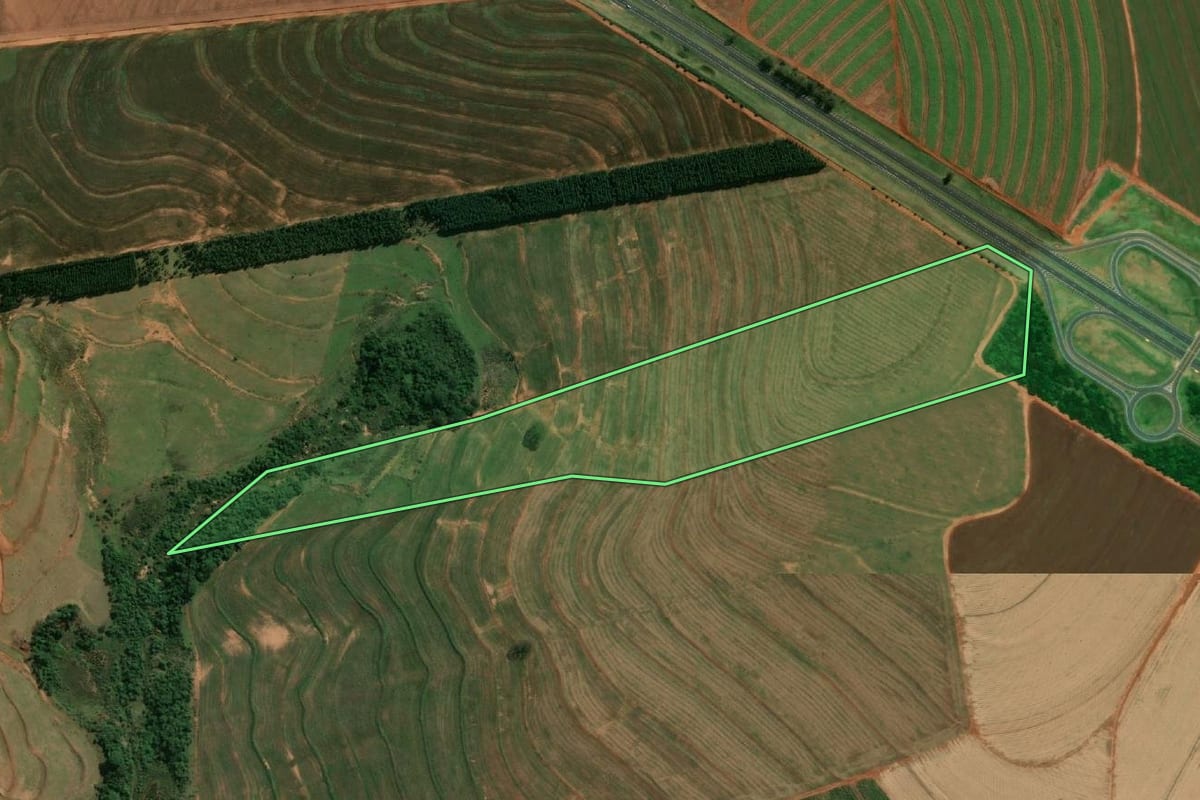 Imagem de satélite do imóvel rural em Maracaí (SP), com o contorno declarado no CAR desenhado por cima.