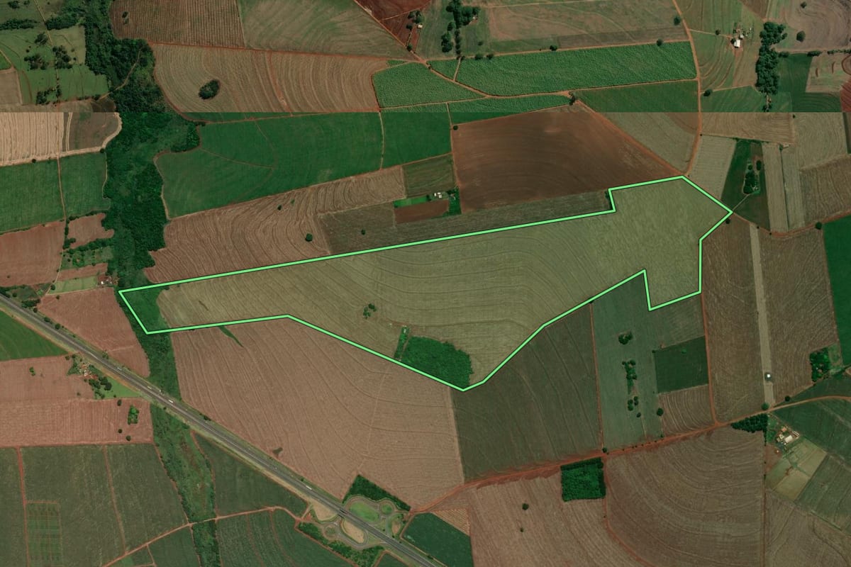 Imagem de satélite do imóvel rural em Maracaí (SP), com o contorno declarado no CAR desenhado por cima.