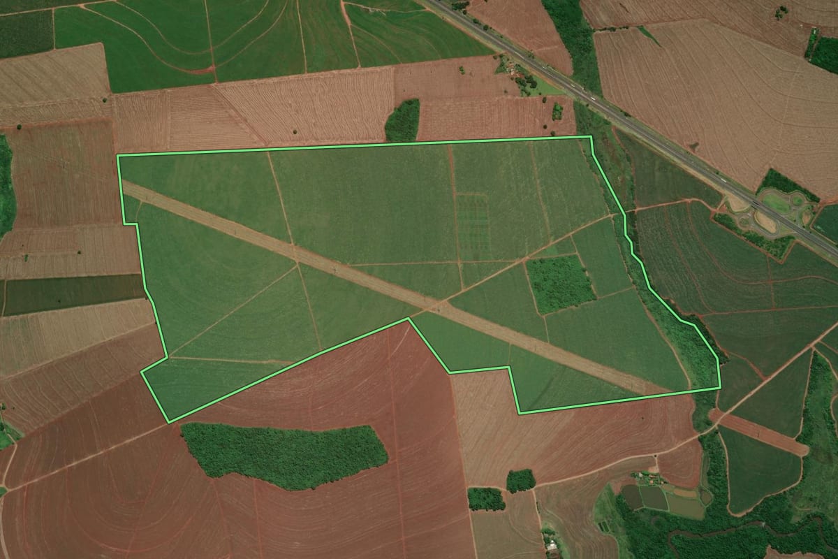 Imagem de satélite do imóvel rural em Maracaí (SP), com o contorno declarado no CAR desenhado por cima.