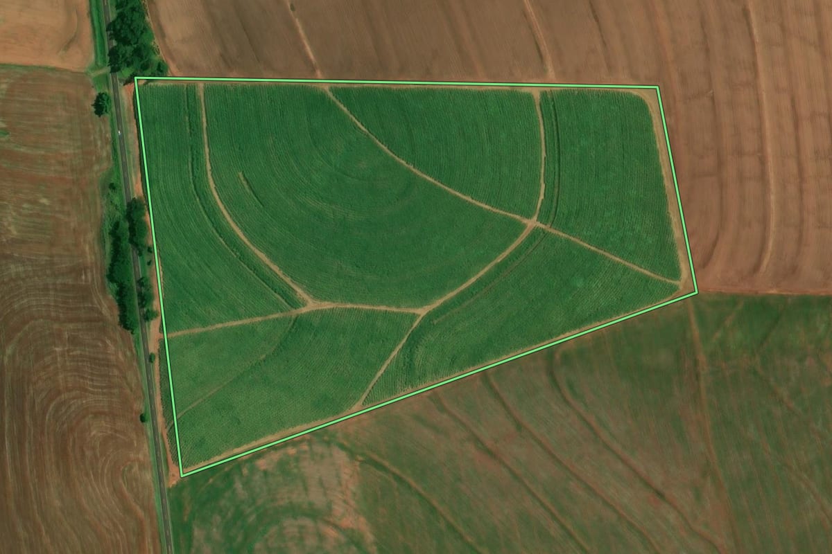 Imagem de satélite do imóvel rural em Maracaí (SP), com o contorno declarado no CAR desenhado por cima.
