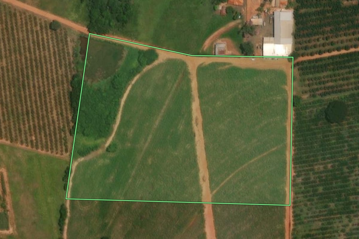 Imagem de satélite do imóvel rural em Marapoama (SP), com o contorno declarado no CAR desenhado por cima.