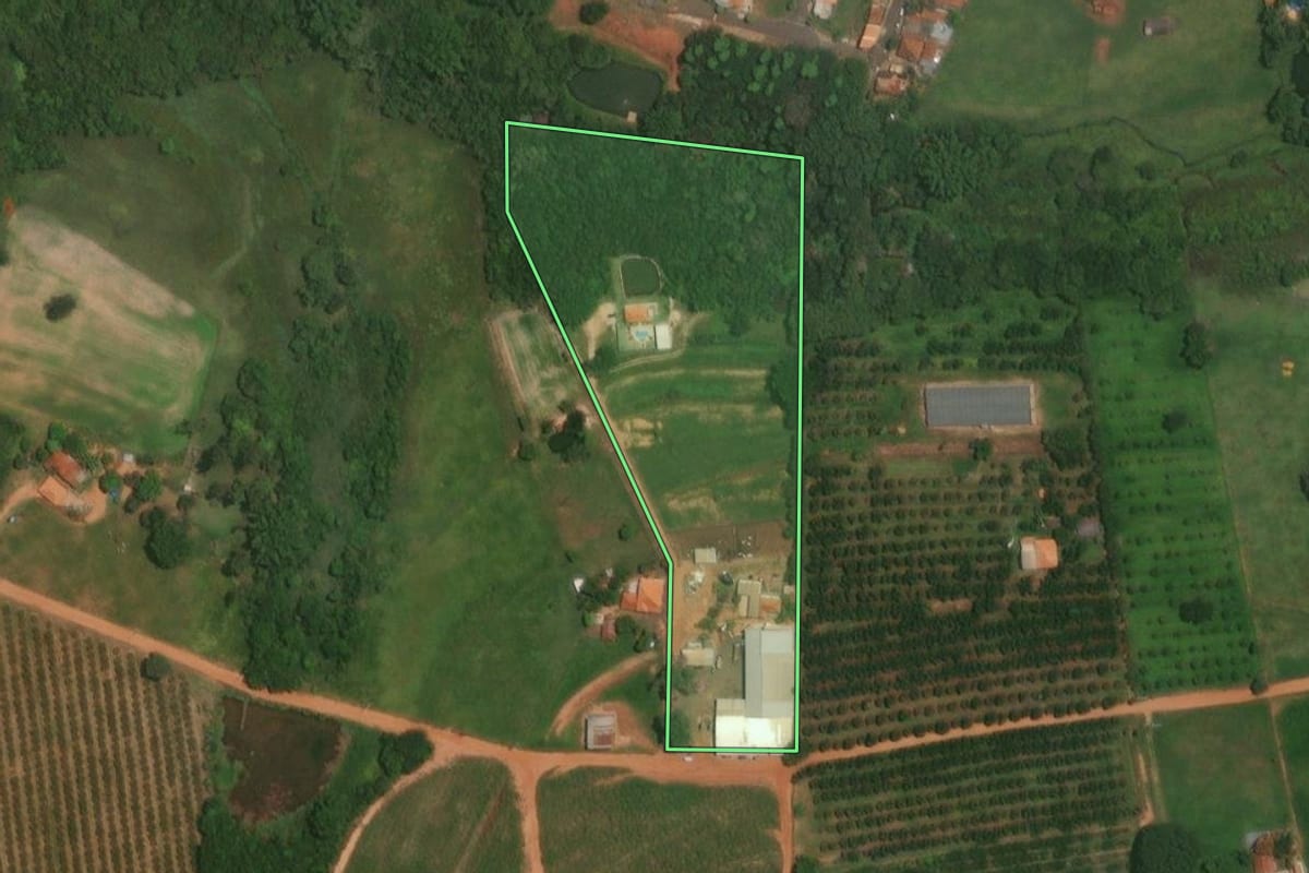 Imagem de satélite do imóvel rural em Marapoama (SP), com o contorno declarado no CAR desenhado por cima.