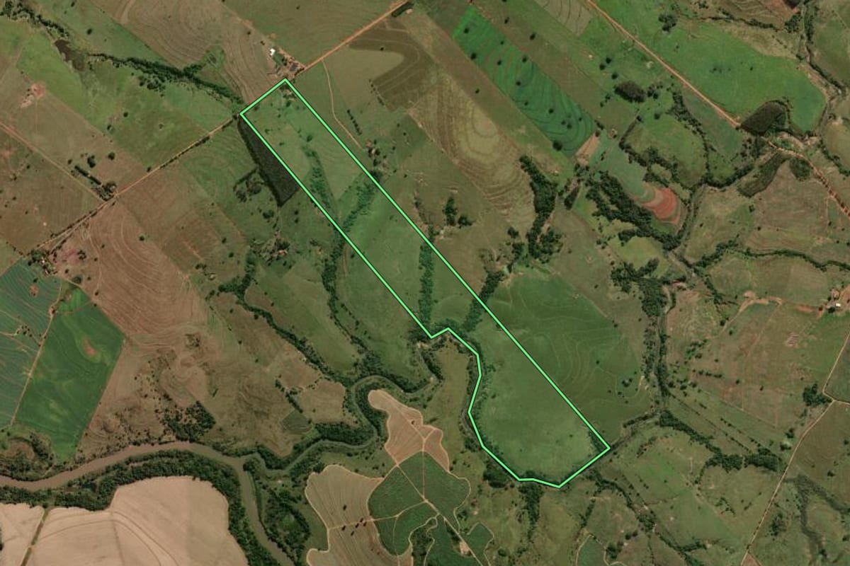 Imagem de satélite do imóvel rural em Mariápolis (SP), com o contorno declarado no CAR desenhado por cima.