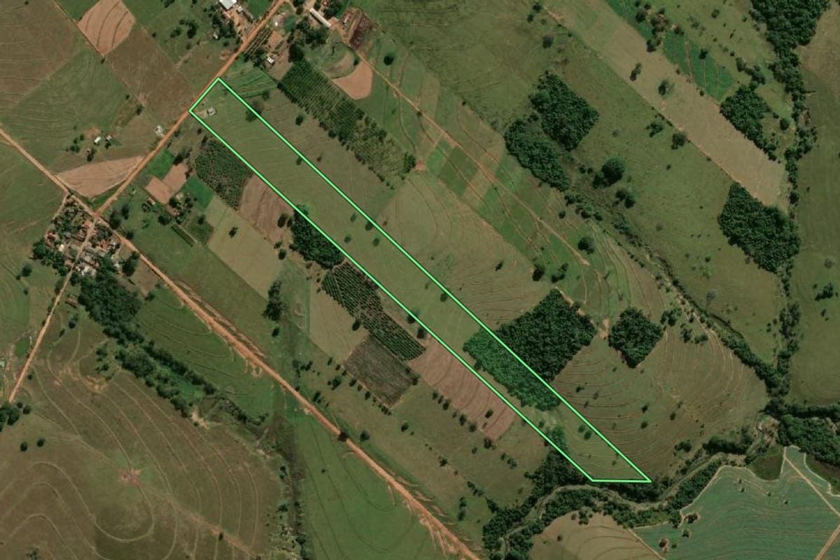 Imagem de satélite do imóvel rural em Mariápolis (SP), com o contorno declarado no CAR desenhado por cima.