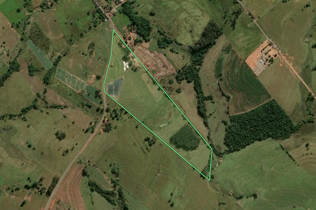 Imagem de satélite do imóvel rural em Mariápolis (SP), com o contorno declarado no CAR desenhado por cima.