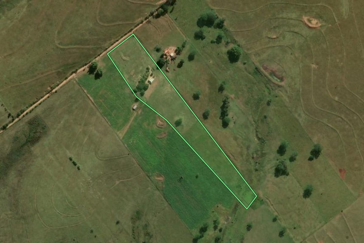 Imagem de satélite do imóvel rural em Mariápolis (SP), com o contorno declarado no CAR desenhado por cima.
