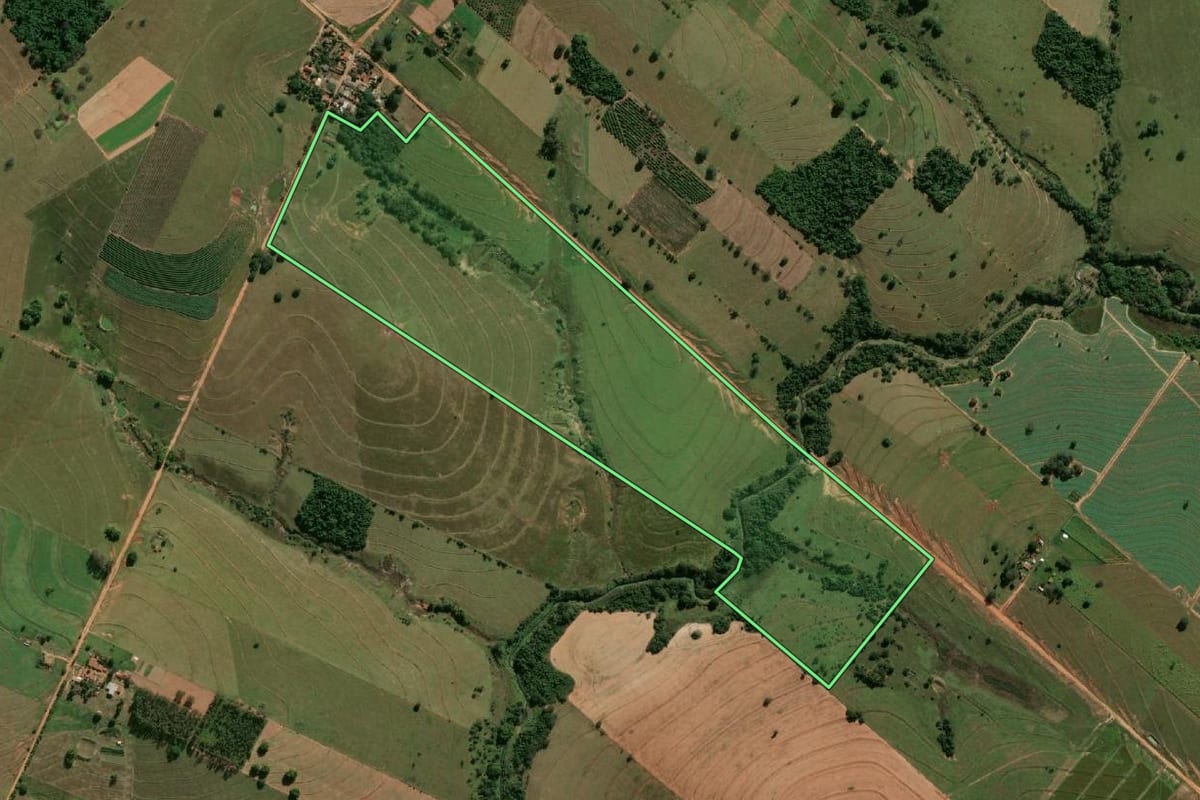 Imagem de satélite do imóvel rural em Mariápolis (SP), com o contorno declarado no CAR desenhado por cima.