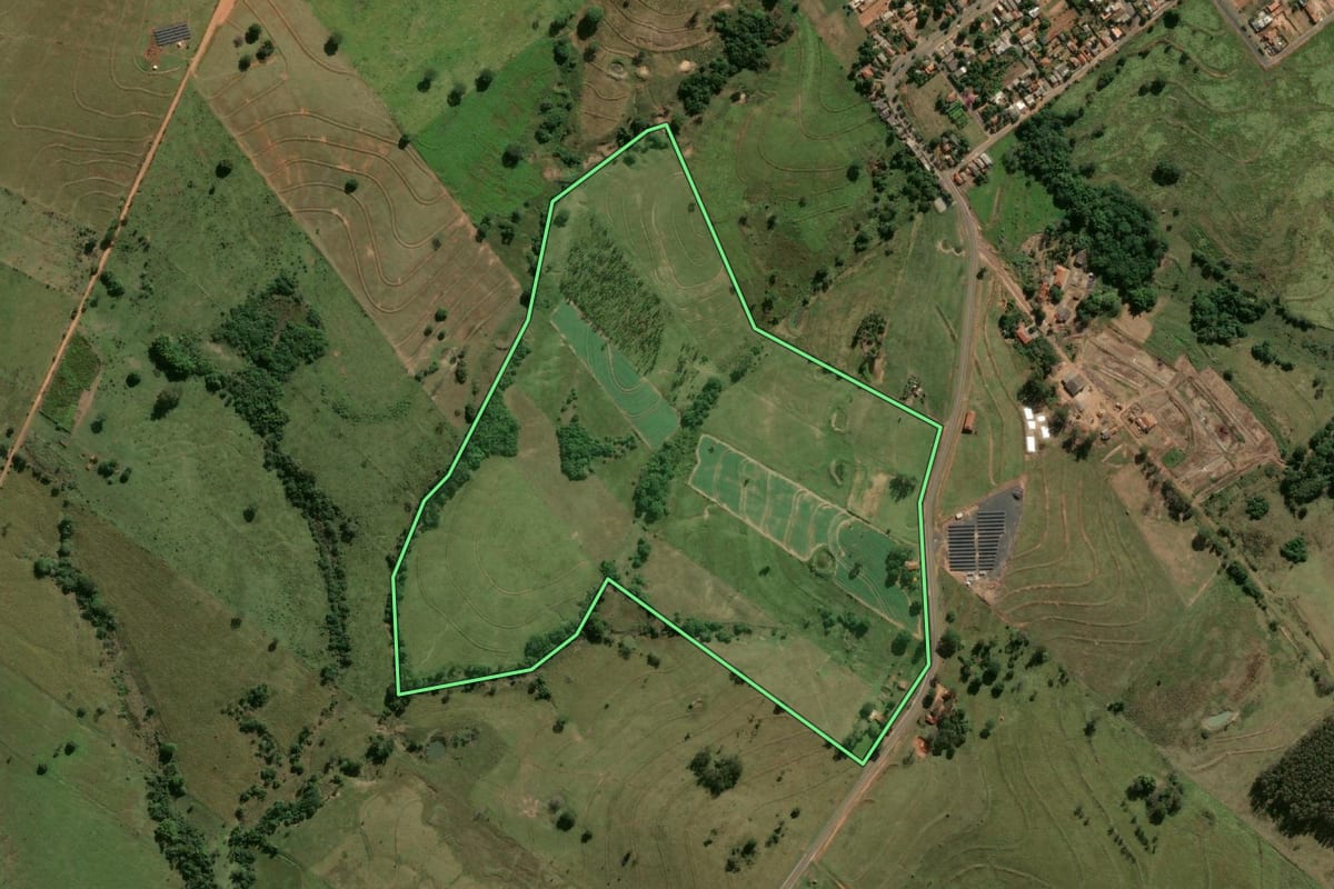 Imagem de satélite do imóvel rural em Mariápolis (SP), com o contorno declarado no CAR desenhado por cima.