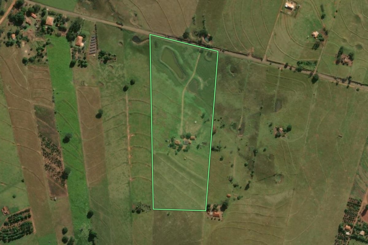 Imagem de satélite do imóvel rural em Mariápolis (SP), com o contorno declarado no CAR desenhado por cima.
