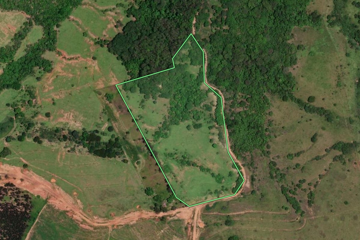 Imagem de satélite do imóvel rural em Marília (SP), com o contorno declarado no CAR desenhado por cima.