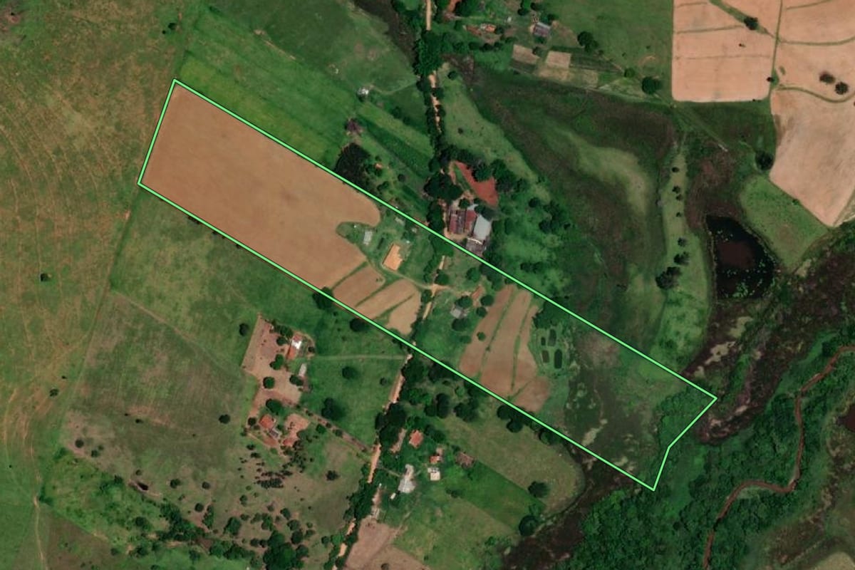 Imagem de satélite do imóvel rural em Marília (SP), com o contorno declarado no CAR desenhado por cima.