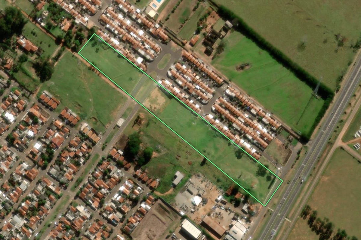 Imagem de satélite do imóvel rural em Marília (SP), com o contorno declarado no CAR desenhado por cima.