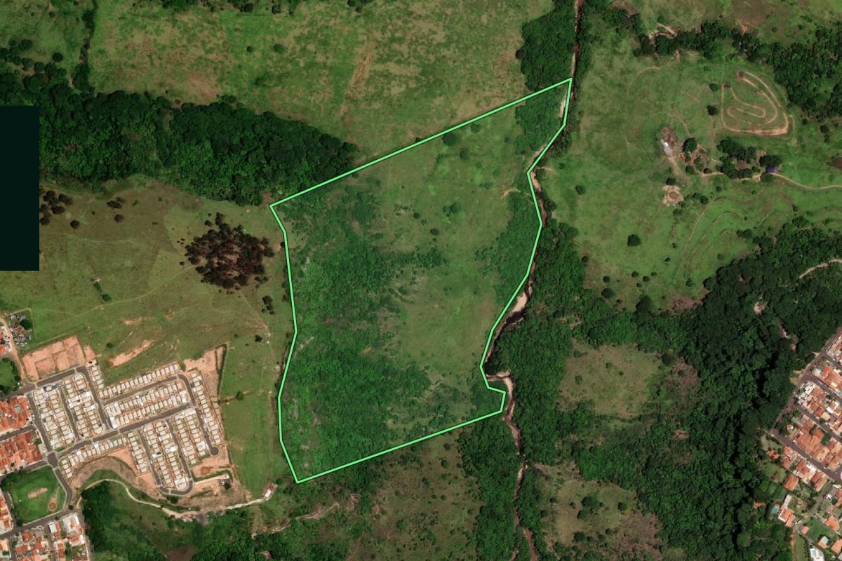 Imagem de satélite do imóvel rural em Marília (SP), com o contorno declarado no CAR desenhado por cima.