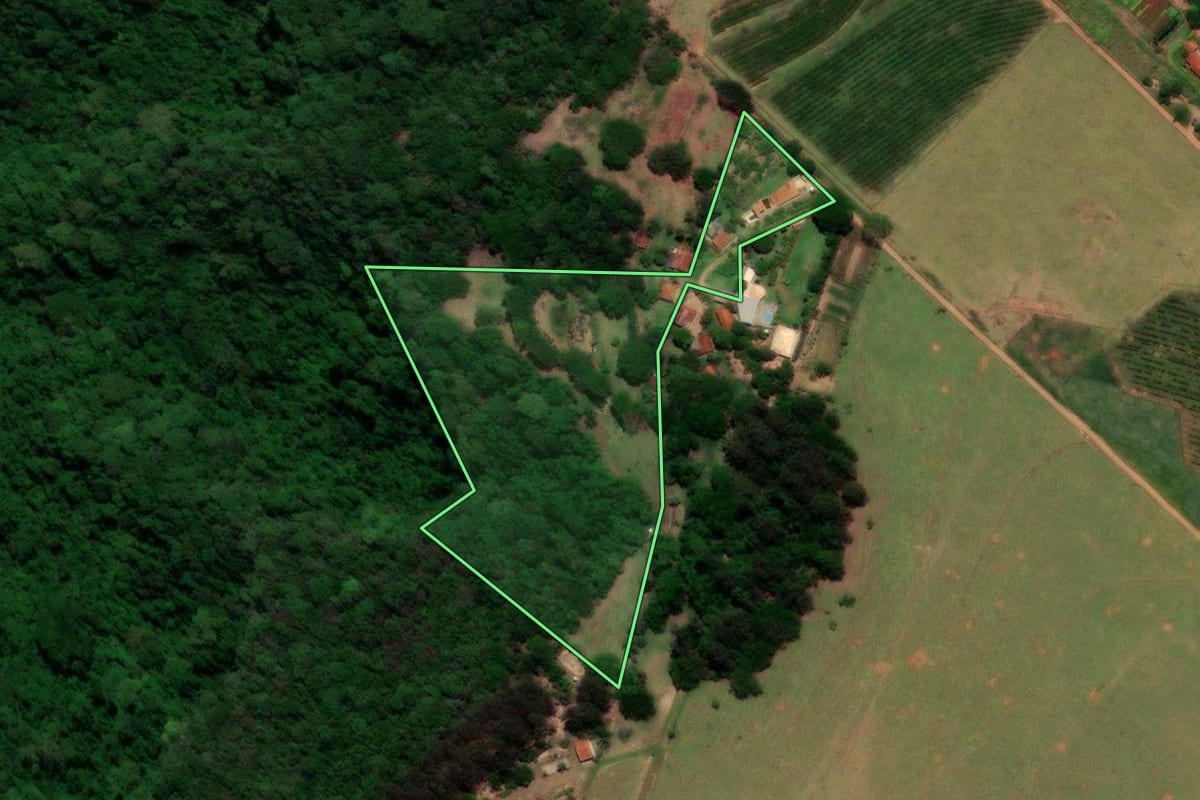 Imagem de satélite do imóvel rural em Marília (SP), com o contorno declarado no CAR desenhado por cima.