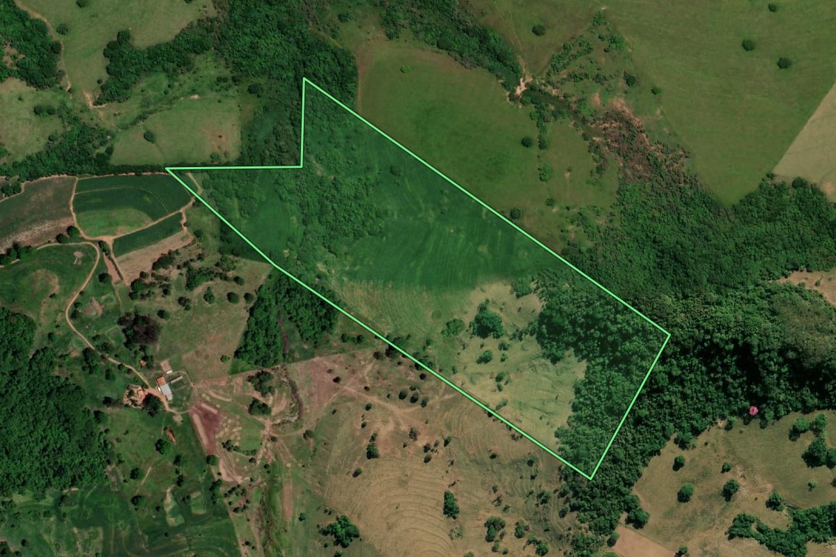 Imagem de satélite do imóvel rural em Marília (SP), com o contorno declarado no CAR desenhado por cima.
