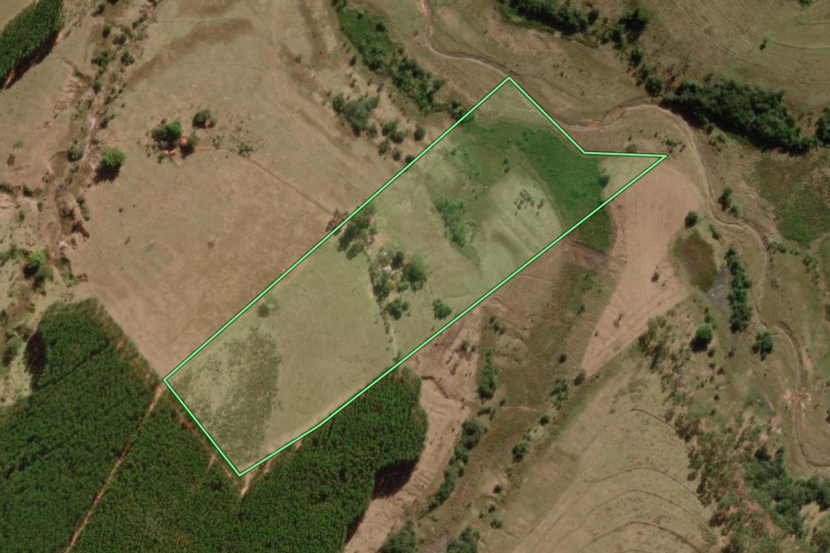Imagem de satélite do imóvel rural em Marília (SP), com o contorno declarado no CAR desenhado por cima.