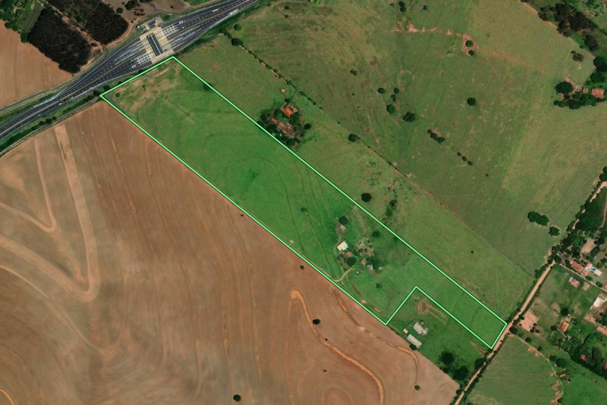 Imagem de satélite do imóvel rural em Marília (SP), com o contorno declarado no CAR desenhado por cima.