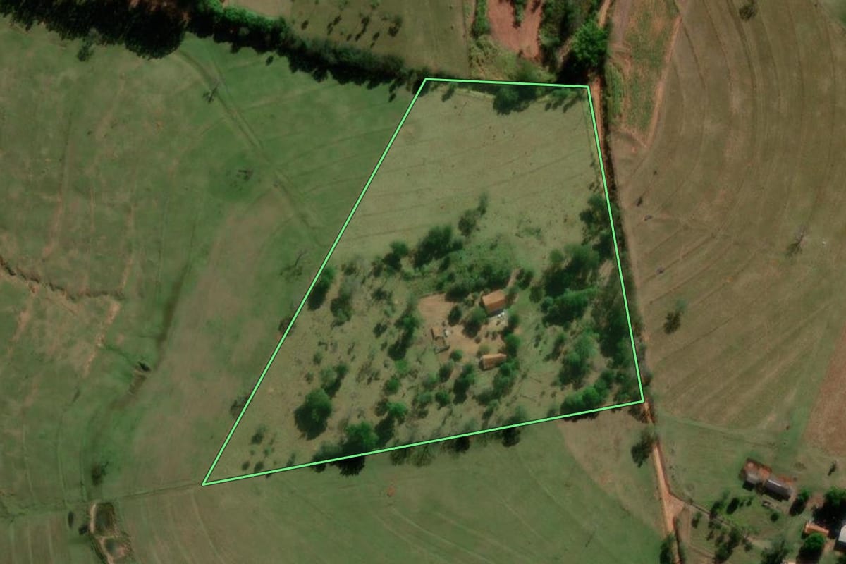 Imagem de satélite do imóvel rural em Marília (SP), com o contorno declarado no CAR desenhado por cima.