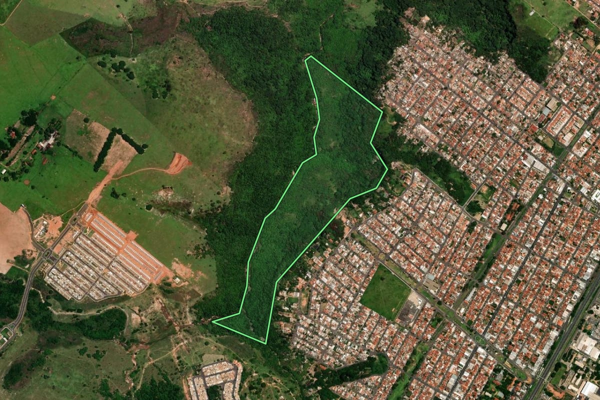 Imagem de satélite do imóvel rural em Marília (SP), com o contorno declarado no CAR desenhado por cima.