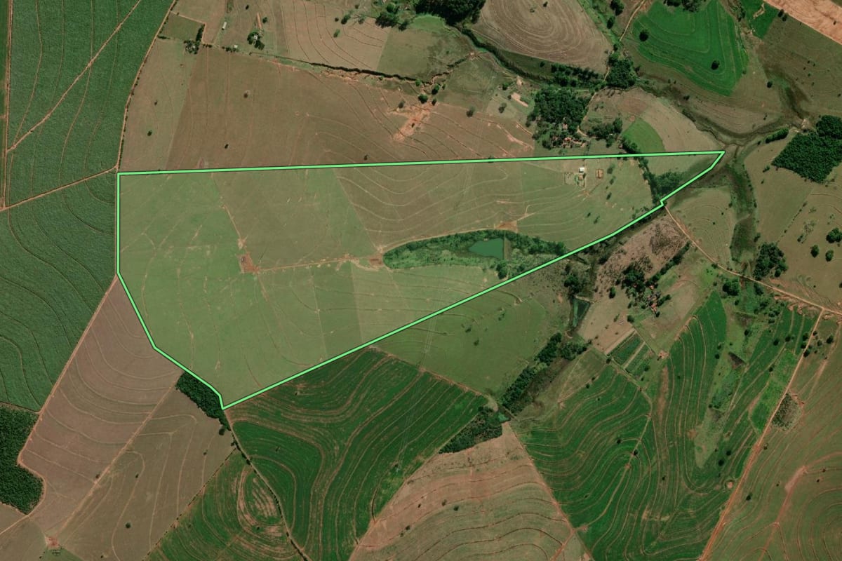 Imagem de satélite do imóvel rural em Marília (SP), com o contorno declarado no CAR desenhado por cima.