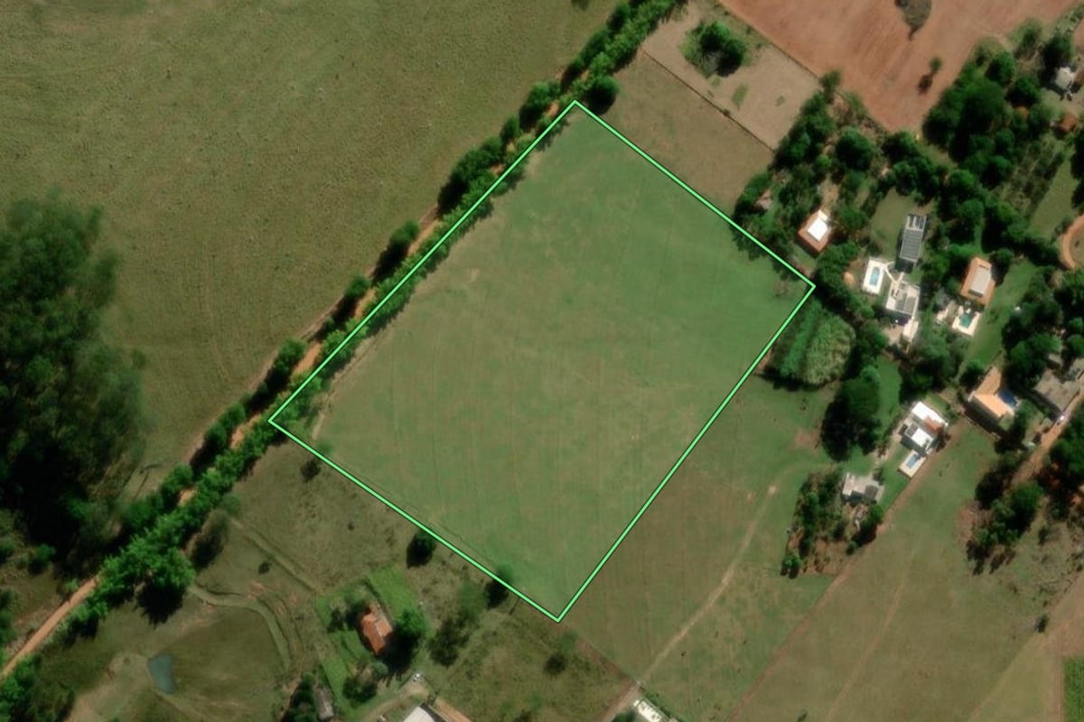 Imagem de satélite do imóvel rural em Marília (SP), com o contorno declarado no CAR desenhado por cima.