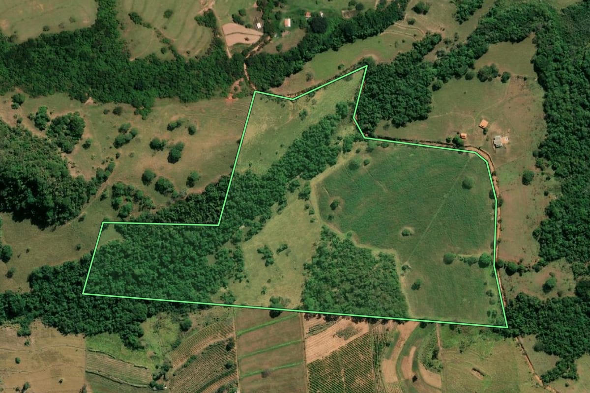 Imagem de satélite do imóvel rural em Marília (SP), com o contorno declarado no CAR desenhado por cima.